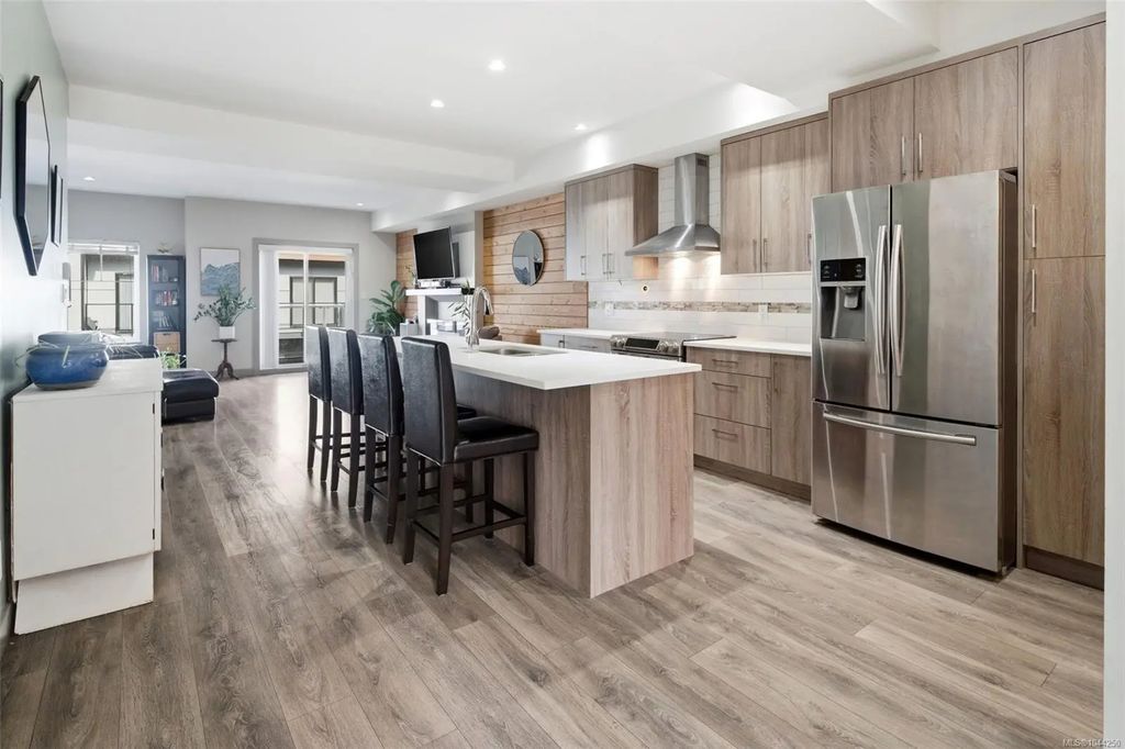 687 Strandlund Ave 103, Langford