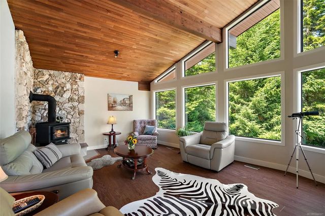 4 of 52 - 1649 Charlton Rd, Saanich, BC
