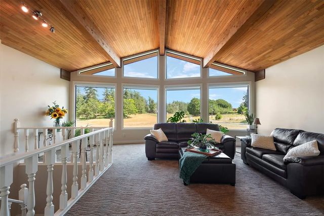 5 of 52 - 1649 Charlton Rd, Saanich, BC