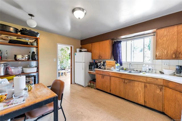 5 of 37 - 4479 Majestic Dr, Saanich, BC