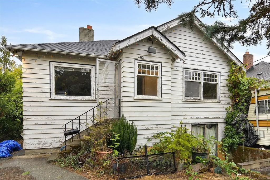 482 Ker Ave, Saanich