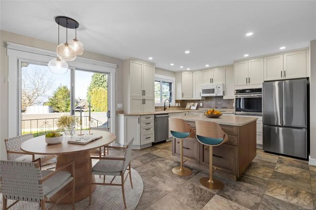 4 of 27 - 245 Elizabeth Ave, Qualicum Beach, BC