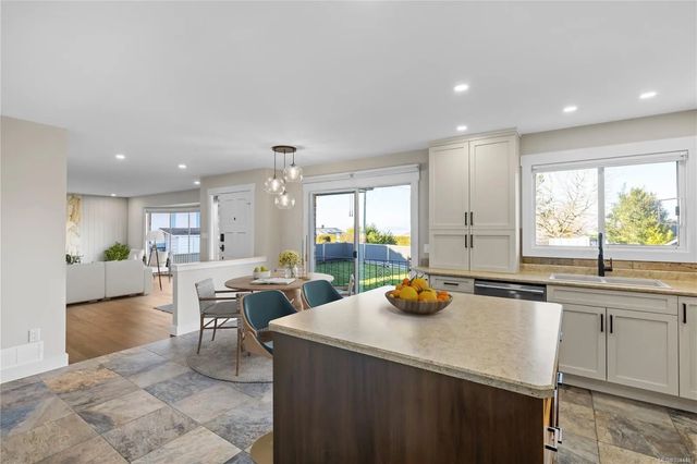 5 of 27 - 245 Elizabeth Ave, Qualicum Beach, BC