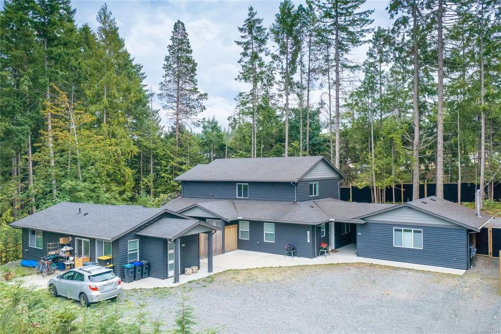 242 Sunningdale Rd E, Qualicum Beach