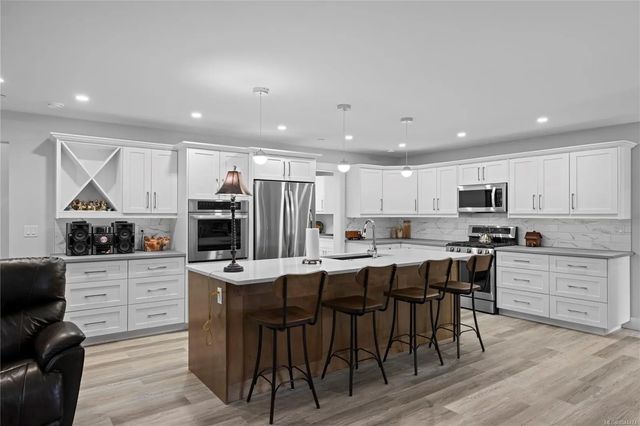 3 of 46 - 242 Sunningdale Rd E, Qualicum Beach, BC