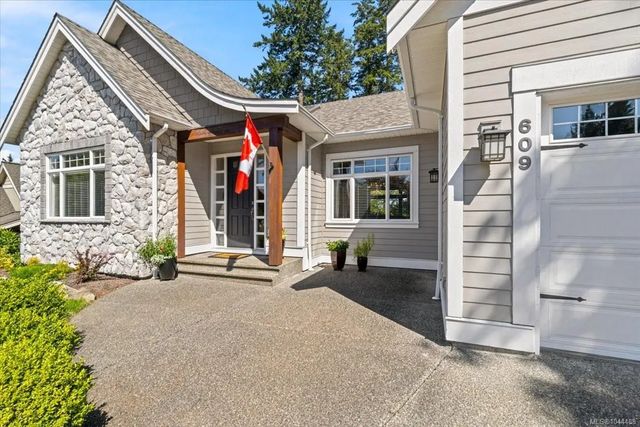 2 of 36 - 609 Meadow Dr, Qualicum Beach, BC