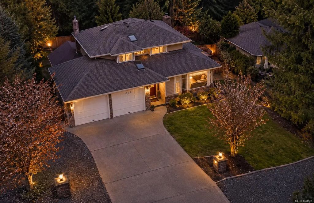 1170 Clubhouse Dr, Qualicum Beach