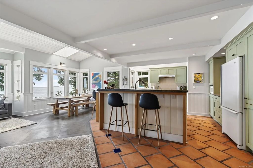 105 Island Park Dr, Galiano Island
