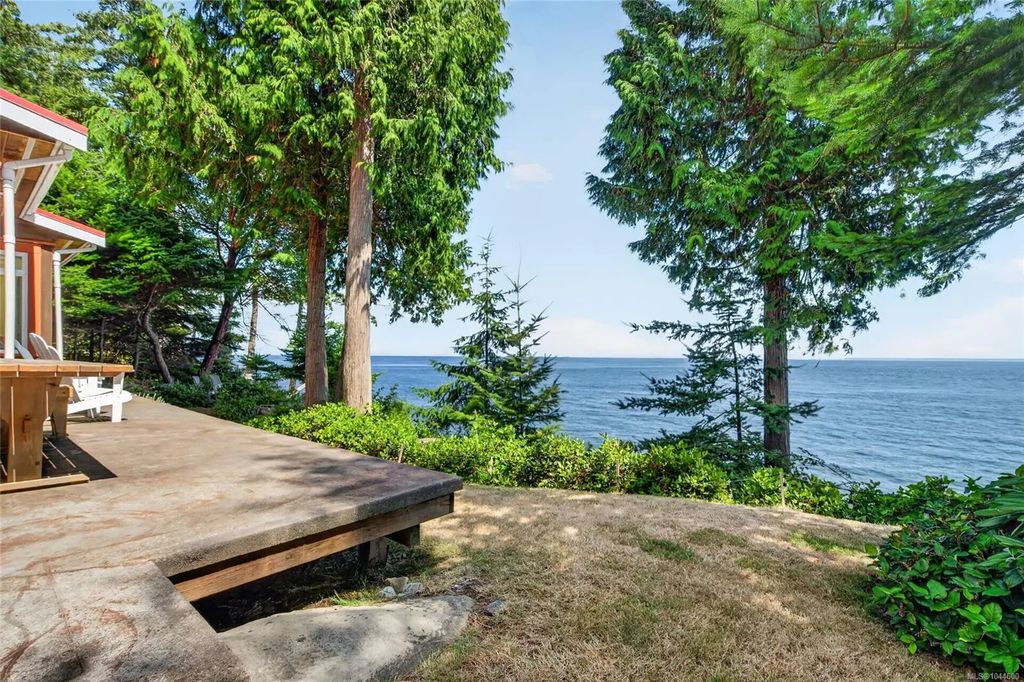 105 Island Park Dr, Galiano Island
