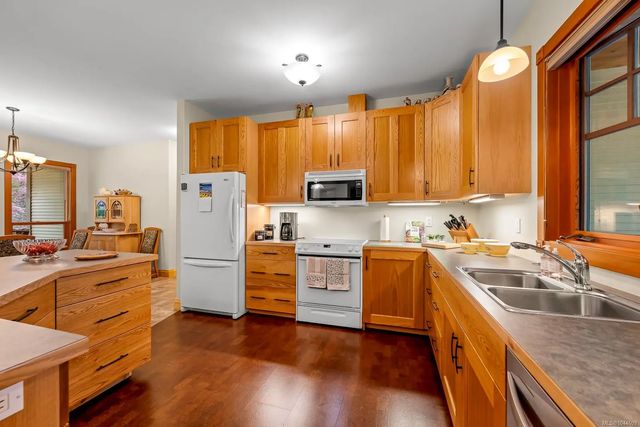 4 of 76 - 307 Bates Dr, Fanny Bay, BC