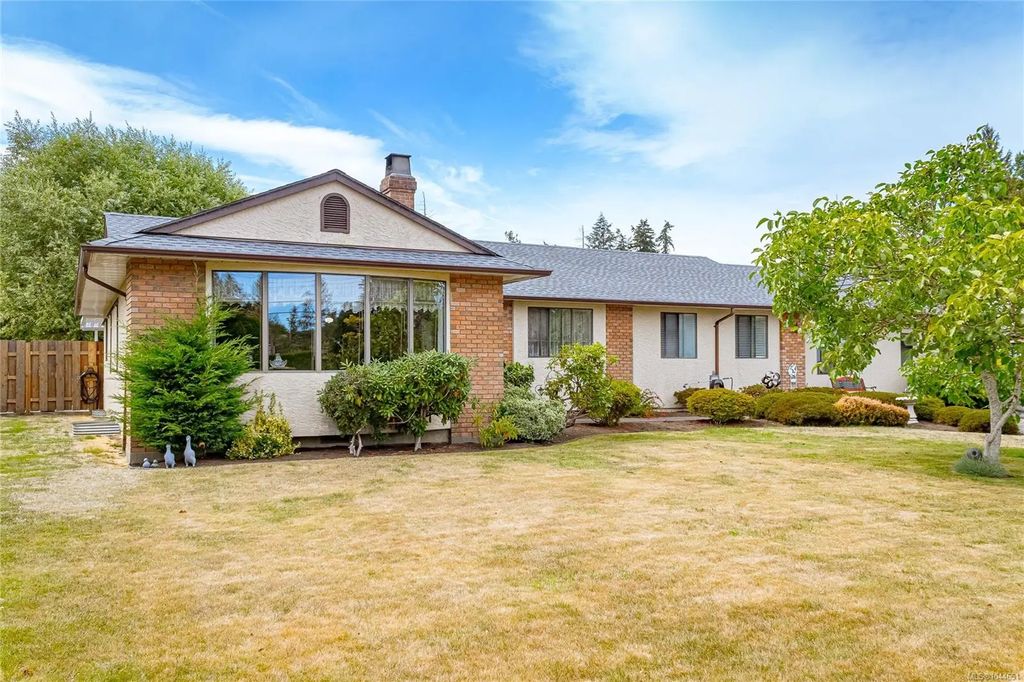 851 Breakwater Rd, French Creek