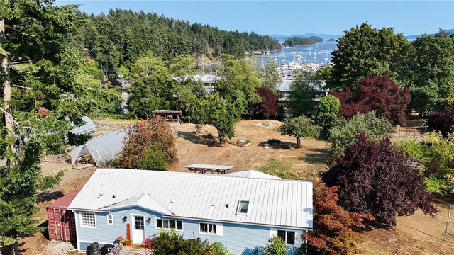 3 of 37 - 265 Lower Ganges Rd, Salt Spring, BC