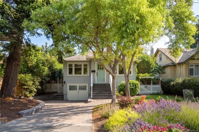 2 of 38 - 2168 Bartlett Ave, Oak Bay, BC