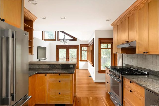 5 of 38 - 2168 Bartlett Ave, Oak Bay, BC