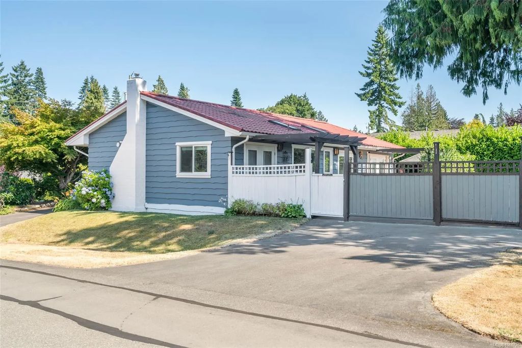 560 Eaglecrest Dr, Qualicum Beach