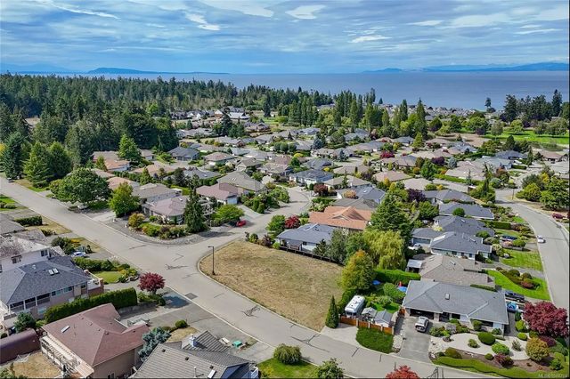 2 of 15 - 599 Tournament Tour, Qualicum Beach, BC