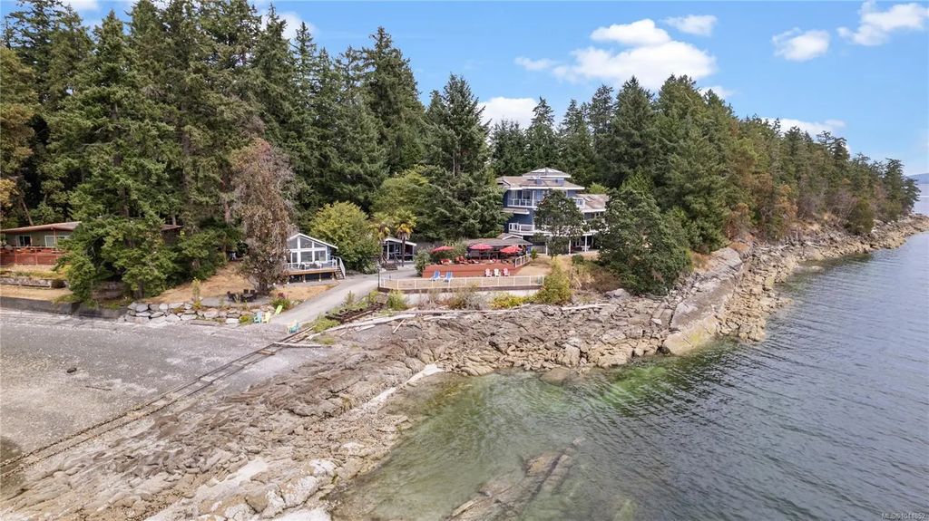11680 Fairtide Rd, Ladysmith