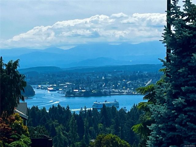 2 of 46 - 3702 Glen Oaks Dr, Nanaimo, BC