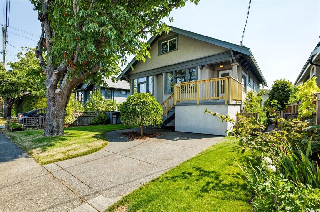 2449 Oregon Ave, Victoria