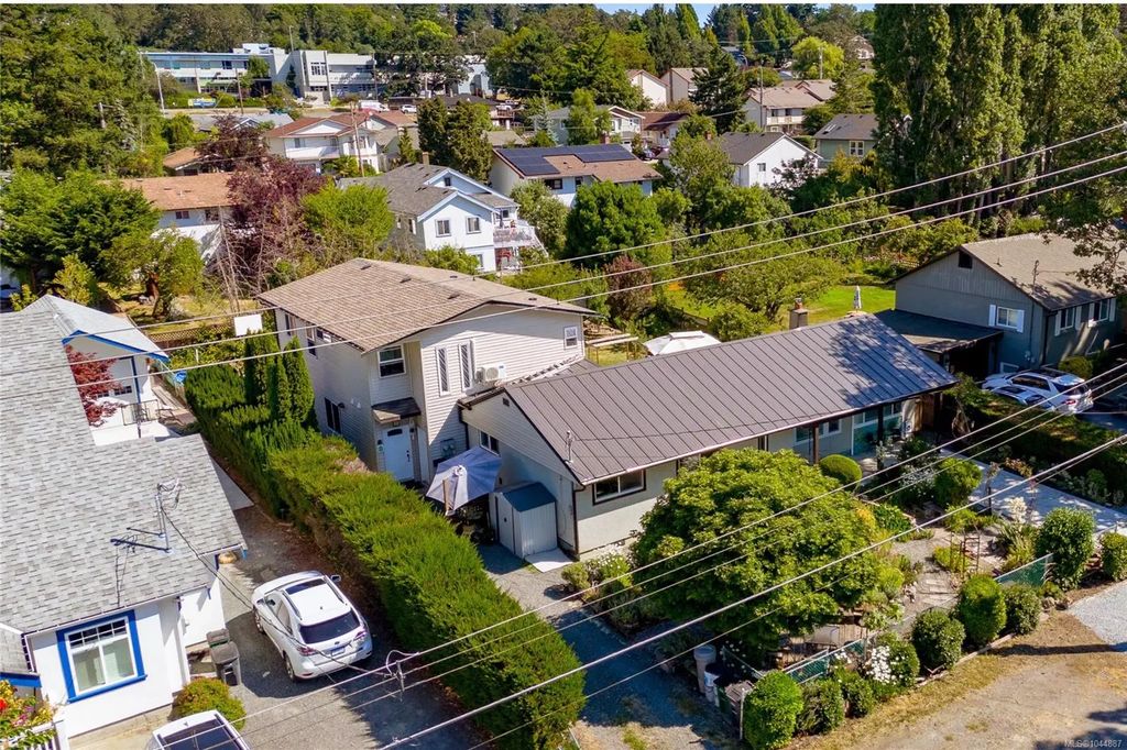 862 Canterbury Rd, Saanich