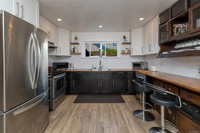 2 of 52 - 862 Canterbury Rd, Saanich, BC