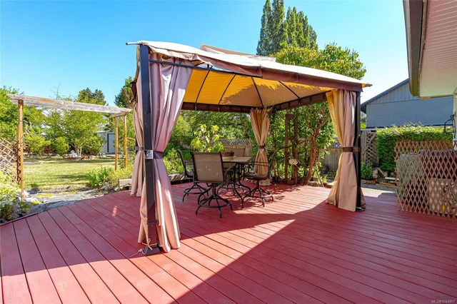 4 of 52 - 862 Canterbury Rd, Saanich, BC