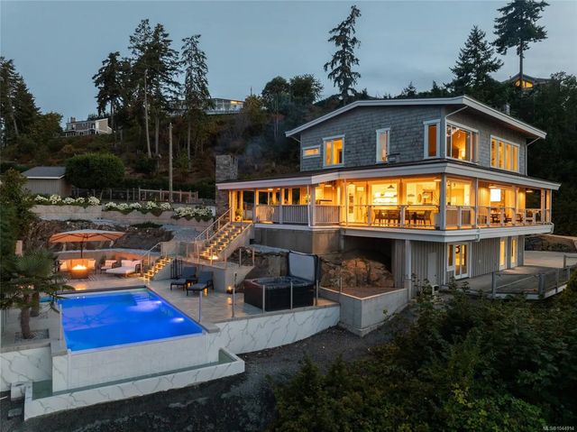 2 of 67 - 3089 Cook St, Chemainus, BC