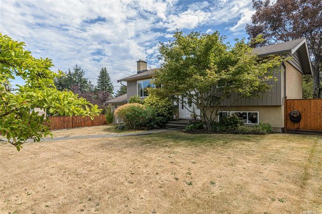 2 of 49 - 987 Nicholson St, Saanich, BC