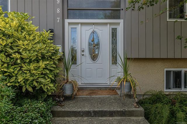 3 of 49 - 987 Nicholson St, Saanich, BC