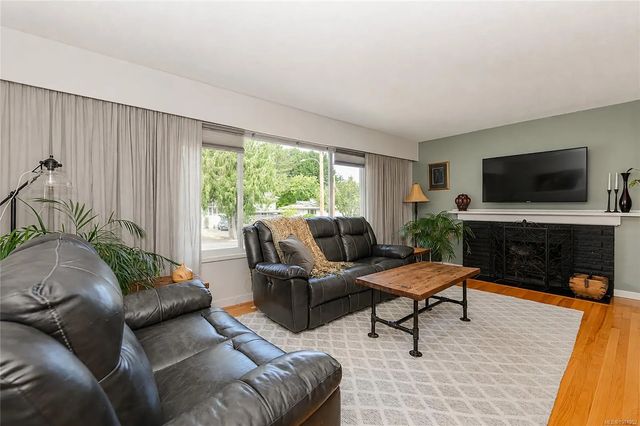 5 of 49 - 987 Nicholson St, Saanich, BC