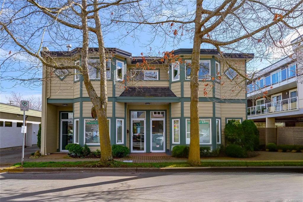 9725 Fourth St 204, Sidney
