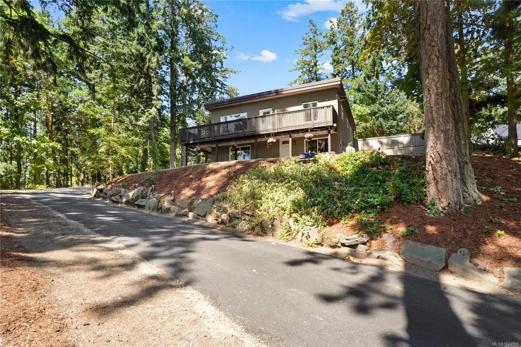 1084 Tatlow Rd, North Saanich