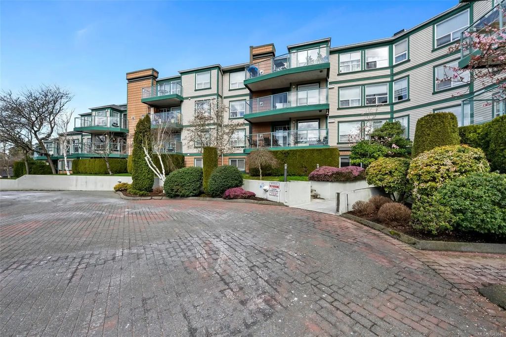 899 Darwin Ave 212, Saanich