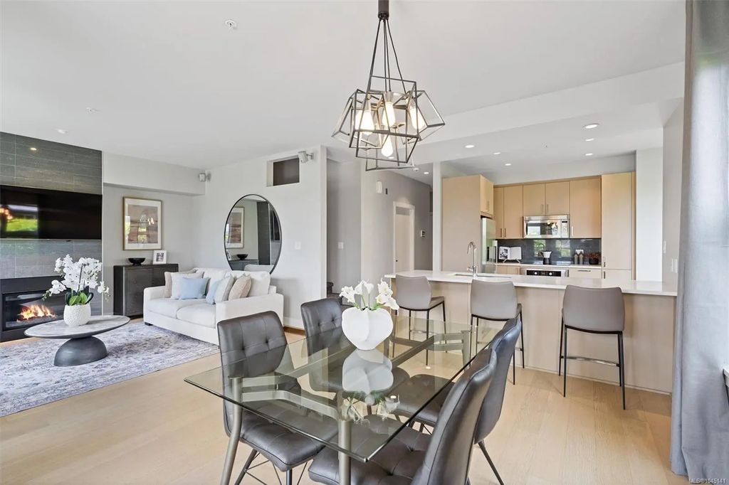 3916 Carey Rd 101, Saanich