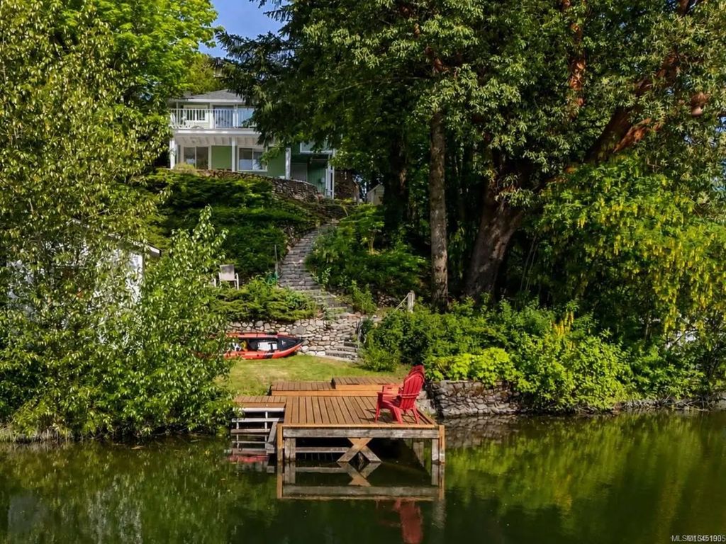 1055 Trillium Rd, Langford