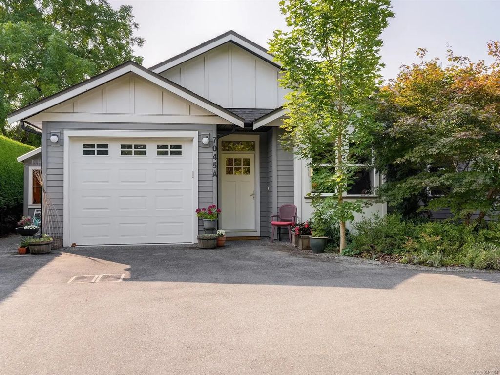 7045 Wallace Dr A, Central Saanich