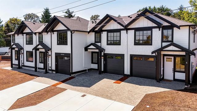 2 of 41 - 4068 Tuxedo Dr 3, Saanich, BC