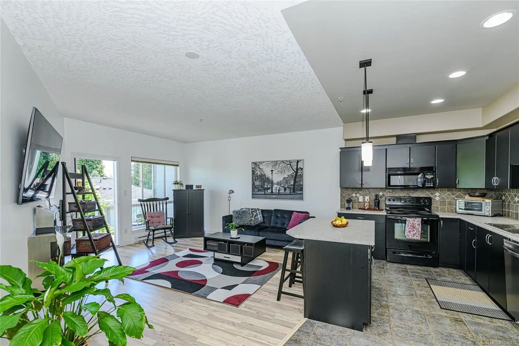 3915 Carey Rd 205, Saanich
