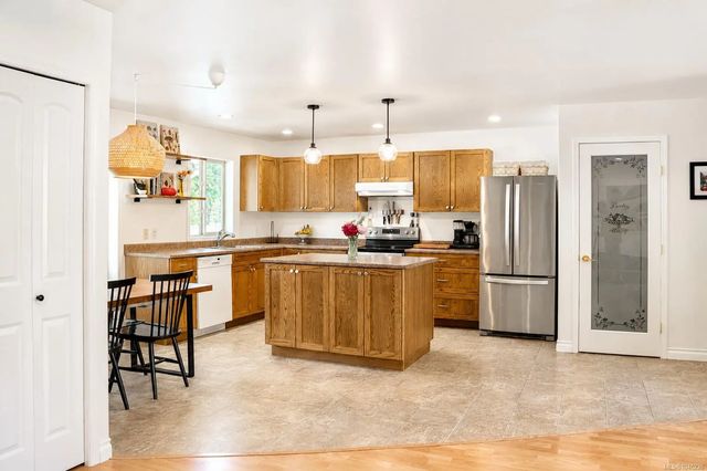 4 of 25 - 9351 Central Lake Rd, Port Alberni, BC