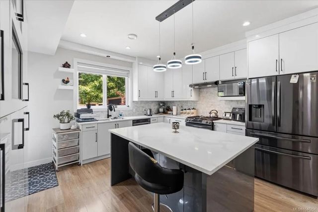 2 of 33 - 1636 Roberta Rd S, Nanaimo, BC