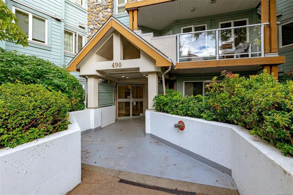 490 Marsett Pl 102, Saanich