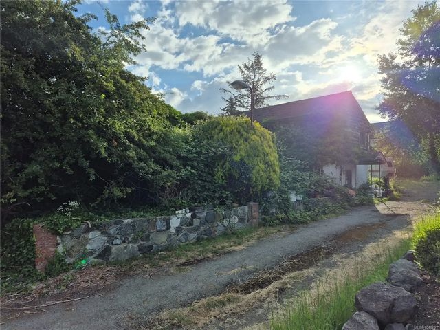 2 of 2 - 4129 Gillie Rd, Saanich, BC