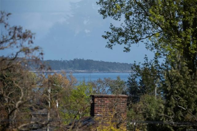 2 of 25 - 2323 Hamiota St 402, Oak Bay, BC