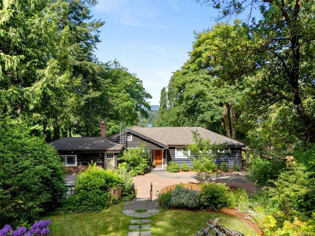 5168 Santa Clara Ave, Saanich