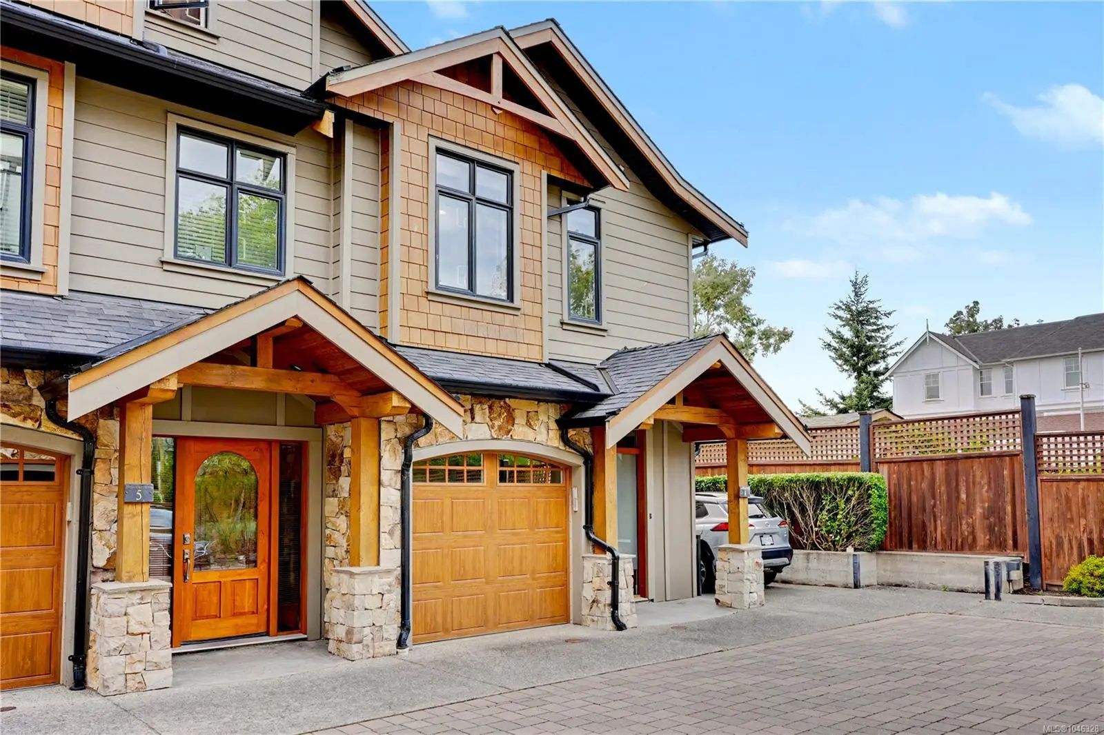 MLS #1046328 for Sale at 2622 Shelbourne St 4, in the city of Victoria, V8R 4L9