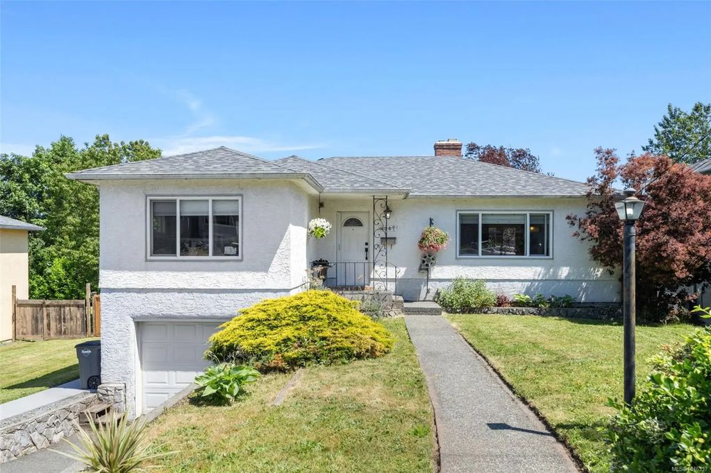 4147 Hawkes Ave, Saanich
