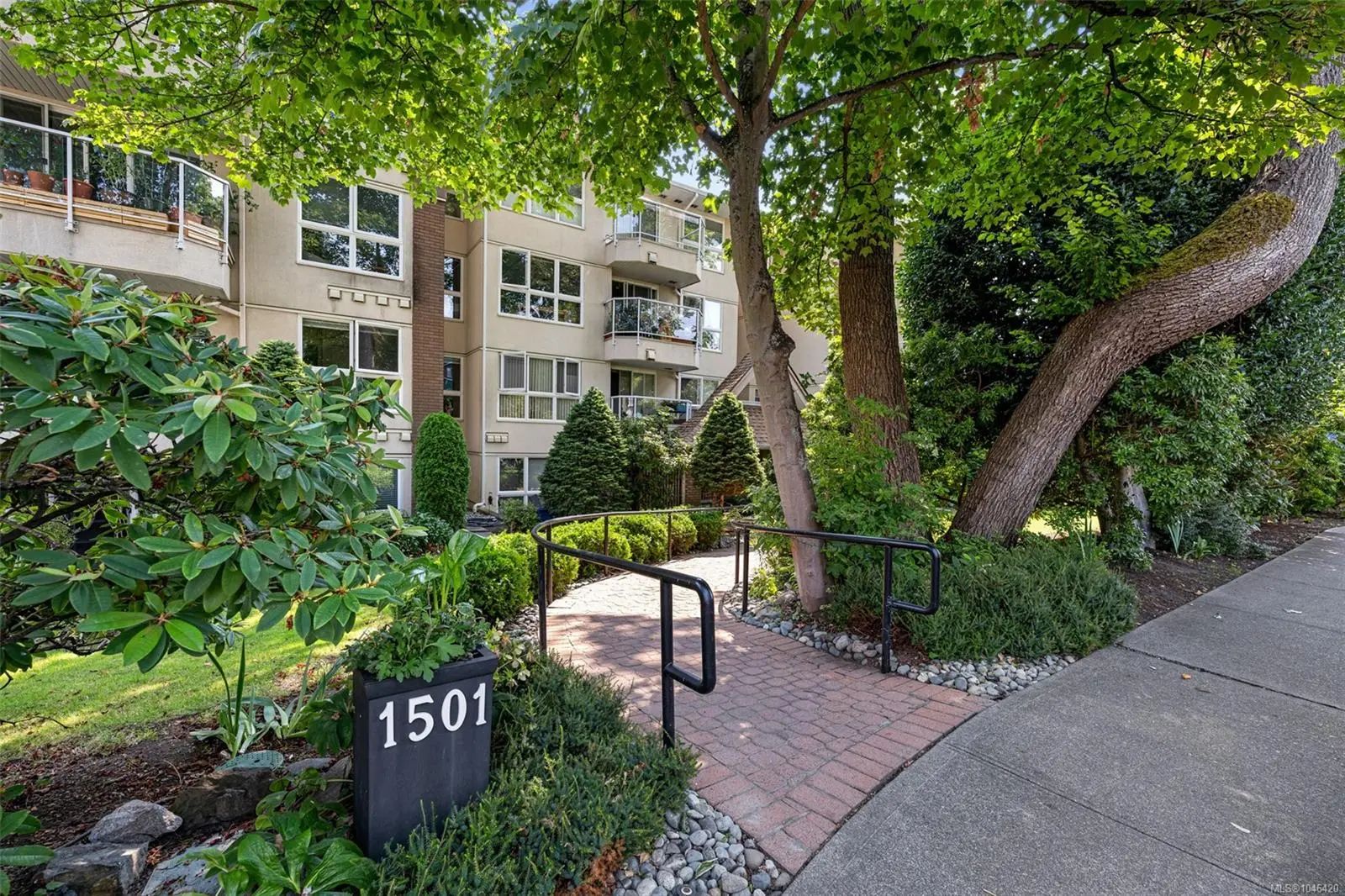 Homes for Sale located at 1501 Richmond Ave 401, in the city of Victoria, BC V8R 4P7