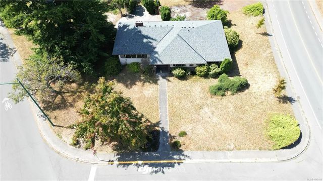 4 of 7 - 3294 Henderson Rd, Oak Bay, BC
