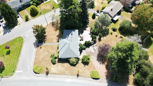 5 of 7 - 3294 Henderson Rd, Oak Bay, BC