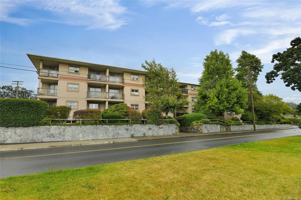 1694 Cedar Hill Cross Rd 301, Saanich
